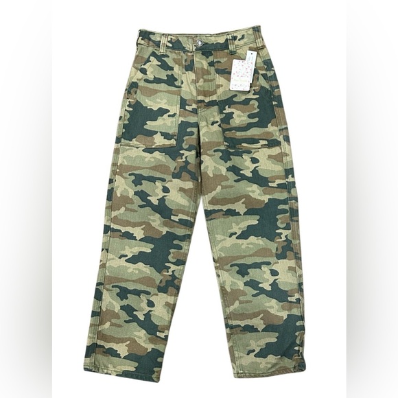🔥NWT! FREE PEOPLE!! CAMOUFLAGE JEANS!! A MUST HAVE! TRENDING!!🔥 - Picture 3 of 15